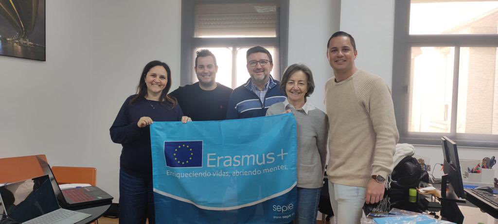 fecsjvp's tweet photo. Del 20 al 24 de febrero hemos recibido en nuestro centro a dos profesoras, Rosana Chiara y Eloisa Ballaró, del centro italiano de Catania Liceo Statale  Boggio Lera, como visita preparatoria para las movilidades Erasmus. #ConCriterio @colegios_fec @erasmusplusprojects @sepie_gob https://t.co/lnaiSE0ddw