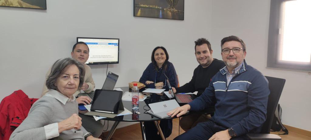 fecsjvp's tweet photo. Del 20 al 24 de febrero hemos recibido en nuestro centro a dos profesoras, Rosana Chiara y Eloisa Ballaró, del centro italiano de Catania Liceo Statale  Boggio Lera, como visita preparatoria para las movilidades Erasmus. #ConCriterio @colegios_fec @erasmusplusprojects @sepie_gob https://t.co/lnaiSE0ddw