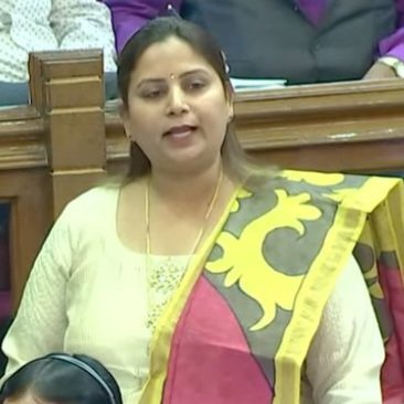 PinkiYadavMLA's tweet photo. सरकारें बनती हैं लोगों की सहूलियत के लिए, नाकि उनकी परेशानियों को बढ़ाने के लिए। कानून व्यवस्था, रोजगार, शिक्षा, महँगाई और कृषि, हर क्षेत्र में विफल   भाजपा सरकार अपनी पीठ खुद ही थपथपाने में व्यस्त है। https://t.co/1tFAniFlQM