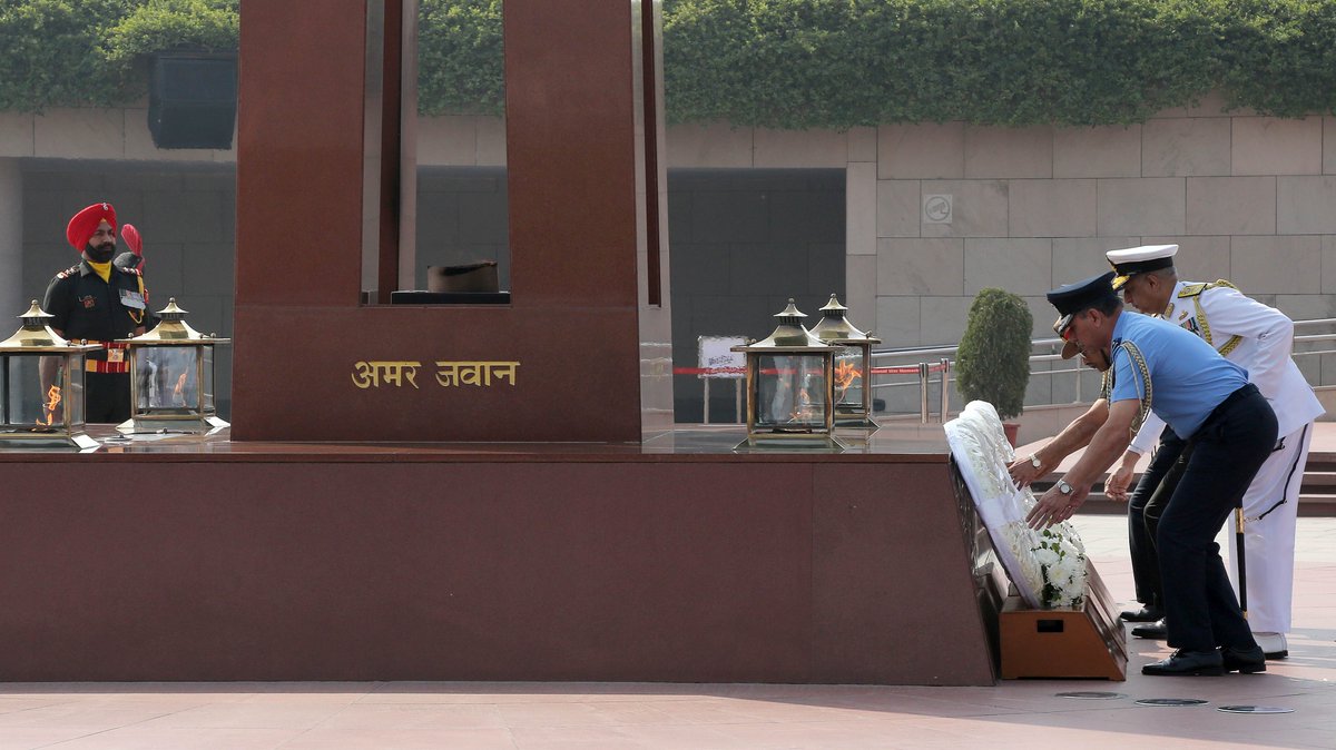 SpokespersonMoD's tweet image. #NWM is observing its 4th anniversary today; Chief of Integrated Defence Staff to the Chairman, Chiefs of Staff Committee Air Mshl BR Krishna &amp;amp; other senior Service officers laid wreath &amp;amp; paid homage to fallen heroes to mark the day.
pib.gov.in/PressReleasePa… 
@giridhararamane