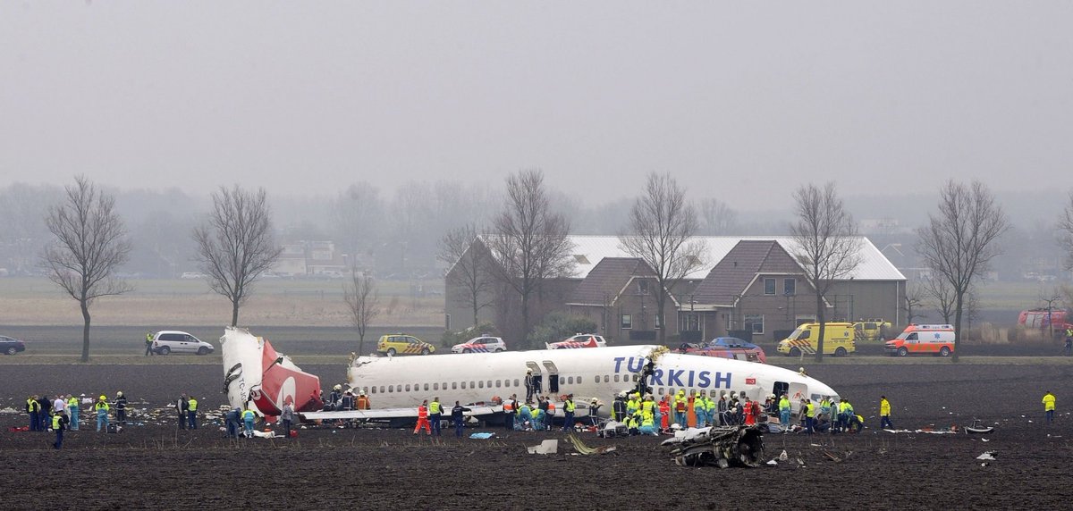 AirCrash_'s tweet image. 🗓 | 𝗢𝗻 𝗧𝗵𝗶𝘀 𝗗𝗮𝘆 (𝟮𝟬𝟬𝟵): Turkish Airlines Flight 1951 stalls and crashes on approach to Amsterdam Airport Schiphol, Netherlands, 9 of the 135 on board die. A faulty radio altimeter had reduced engine thrust with the pilots failing to notice the drop in airspeed.
