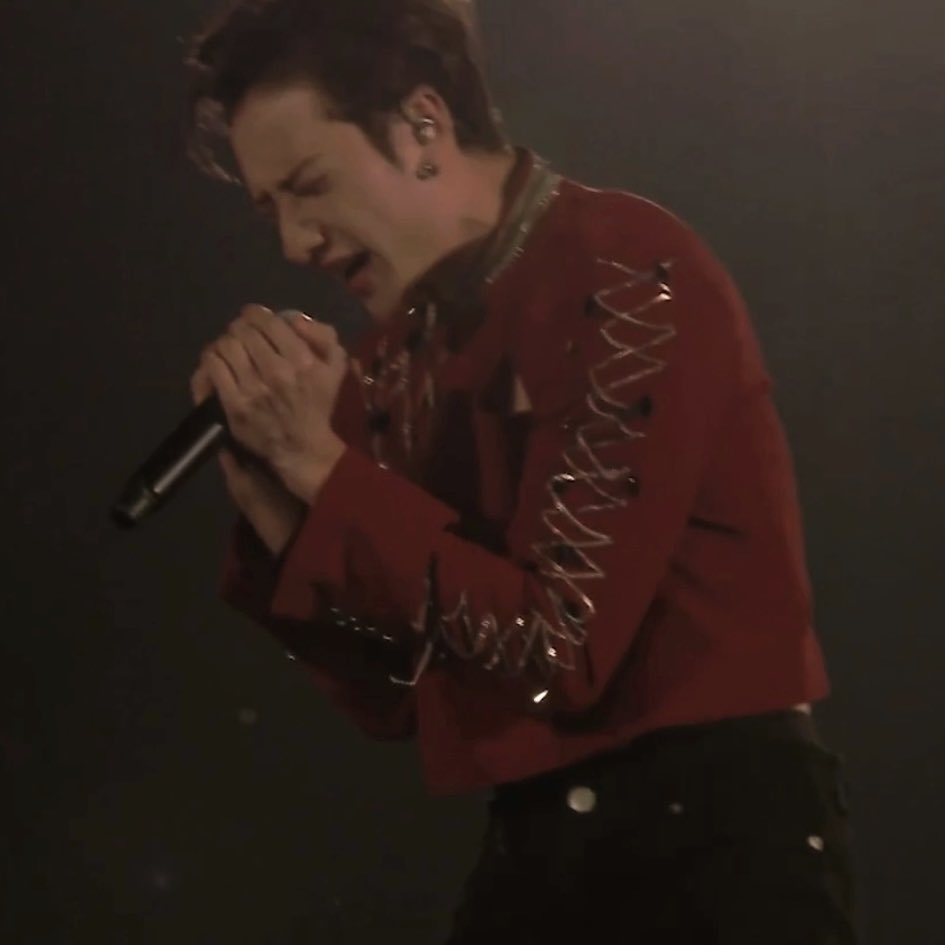 captainCB97s's tweet photo. bang chan looks so ethereal and his high note in maniac was flawless. https://t.co/RMErgE03yI