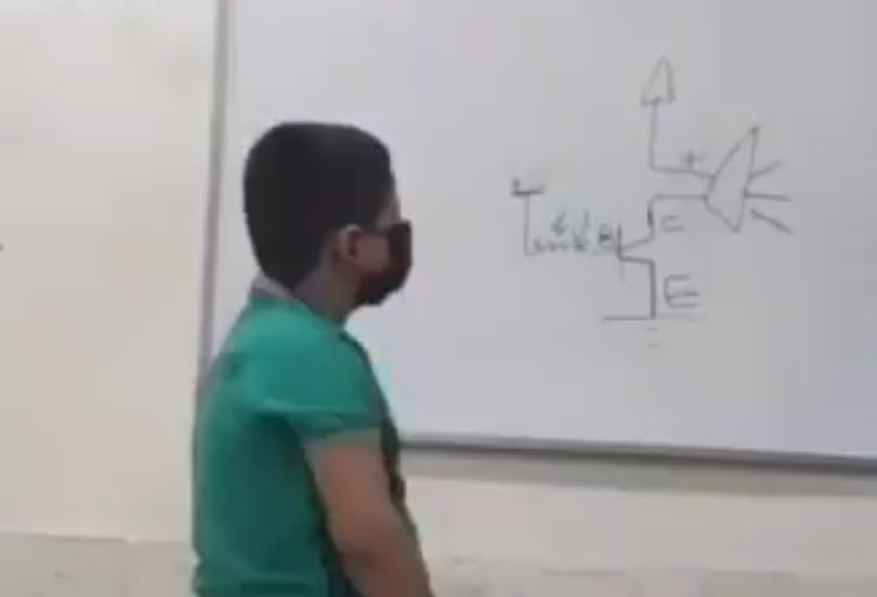 ayatsubzero's tweet photo. اینجا #کیان_پیرفلک داشت پای تخته مدار راه‌اندازی بلندگو با ترانزیستور رو توضیح میداد، در سن 9 سالگی. ترمینال های ترانزیستورش هم درست بود، همه چیزش درست بود. https://t.co/z4x5omhZCx