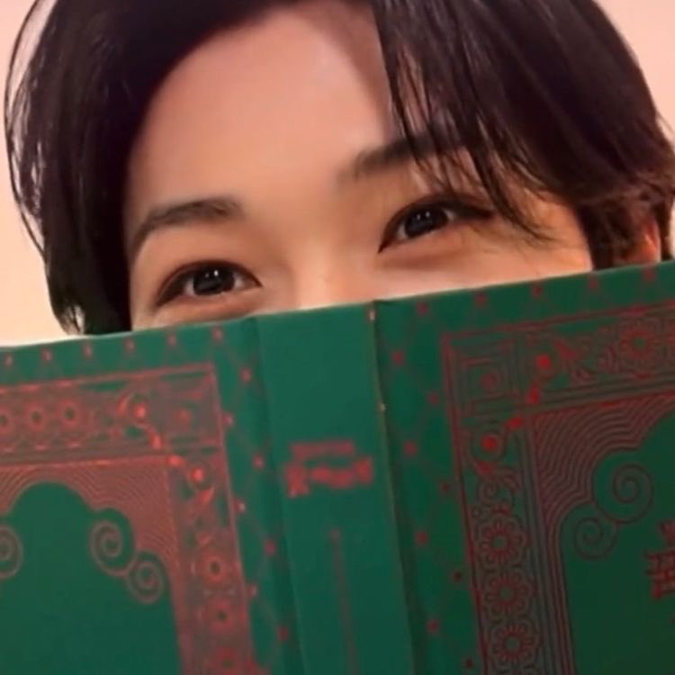 chaestudlix's tweet image. ✿ Oie! Sejam bem-vindos ao meu perfil! #studytwt #learntwt
➜Procuro moots do studytwt, sou nova aqui
➜Lola, 2009 último ano do efaf
➜futura juíza ou artista 
➜felix e chae utted, twice; skz; new jeans
➜fluente em inglês, estudante de coreano
➜artes; música; estudo; livros