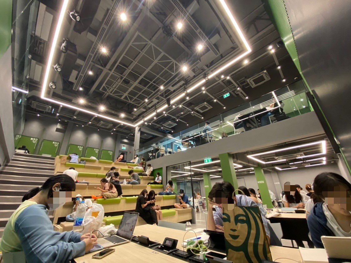 shincryptoth's tweet image. 久々のCLASS CAFEのコーヒー☕️
美味しいです😋
KLOUD by KBank店は、本日も多くの学生さんが勉強していますね👀
みんな勉強熱心です☺️
ぼくもここでタイ語の勉強を少し頑張ります！
#ClassCafe