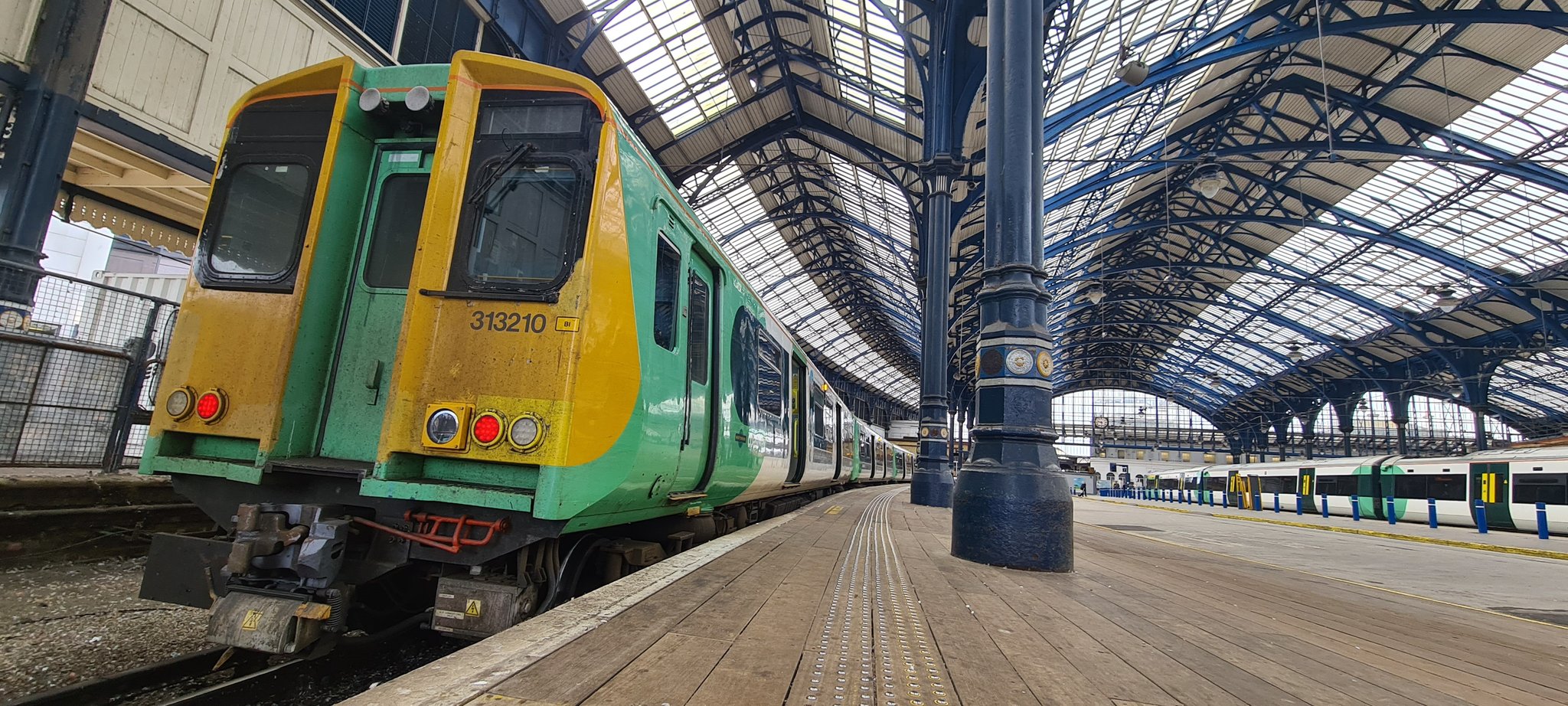 313210 at Brighton Station