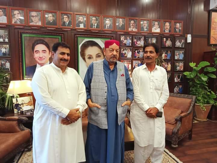 NazimLashari4's tweet photo. #کراچی سندھ اسمبلی کے اسپیکر آغا سراج خان درانی اور #بلاول_بھٹو_جيالا_فورس_سندھ کے صدر سردار علی خان لغاری سندھ اسمبلی میں ملاقات بہت بہت خوشگوار موڈ میں گزری ـ
#BBJF 🇱🇾✌
@BBhuttoZardari @AseefaBZ @FaryalTalpurPk @sardar_lagari @IshratHassan5 @Nazimlashari10 https://t.co/jZxBu0UJxG