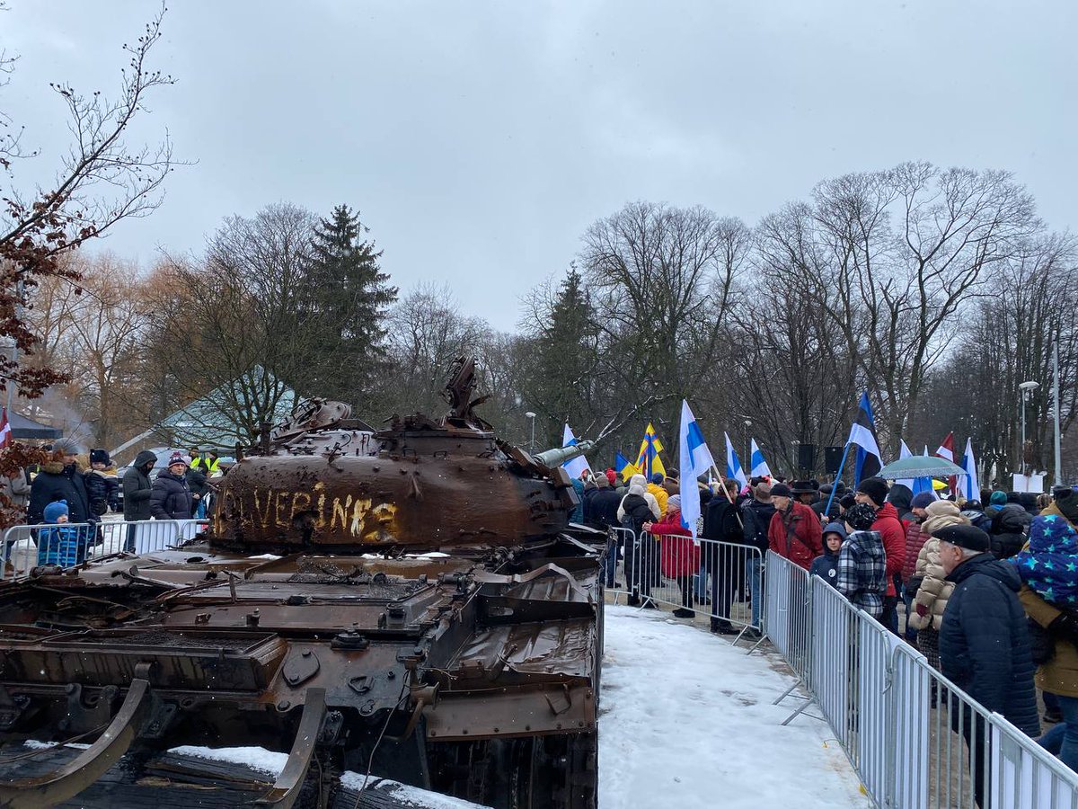 Фридом украина последние новости на русском. Митинг. Танк в Риге.