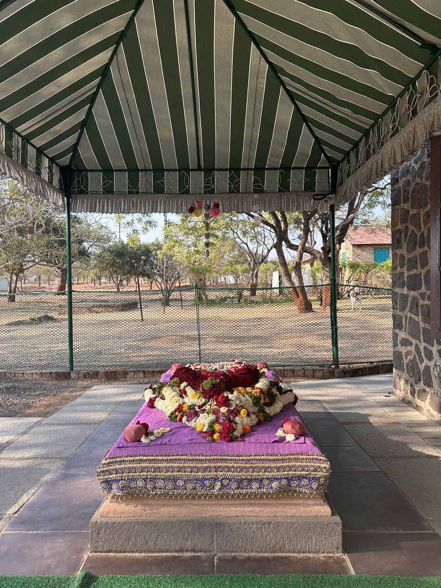 tarana2510's tweet image. Avatar Meher Baba Loved #CommunityDogs / #IndieDogs -many of his best friends are buried around BaBa’sSamadhi @Suparnastar @gsmadhusudan @geetanjali_bhat @Divinelove11550 @poonamkachanddd @AnchitKawaatra @GarvJ04 @Satishudaipur @vidya_heble @nongratadesi @GreenHills8 @Benarasiyaa