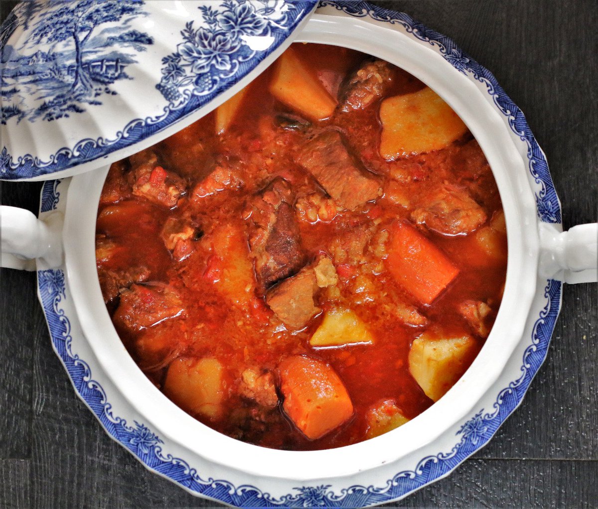 Ines_Butron's tweet photo. Pequeño homenaje a la #cocinatradicionalasturiana: carne gobernada o carne d #terneraasturiana q debe hacerse con " buen gobierno": con tiento, sin prisa, armonizando saberes, sabores e ingredientes para alimentar a todos por igual. #guisanderas #culturagastronómica @biscayenne https://t.co/Grigt7nrbn