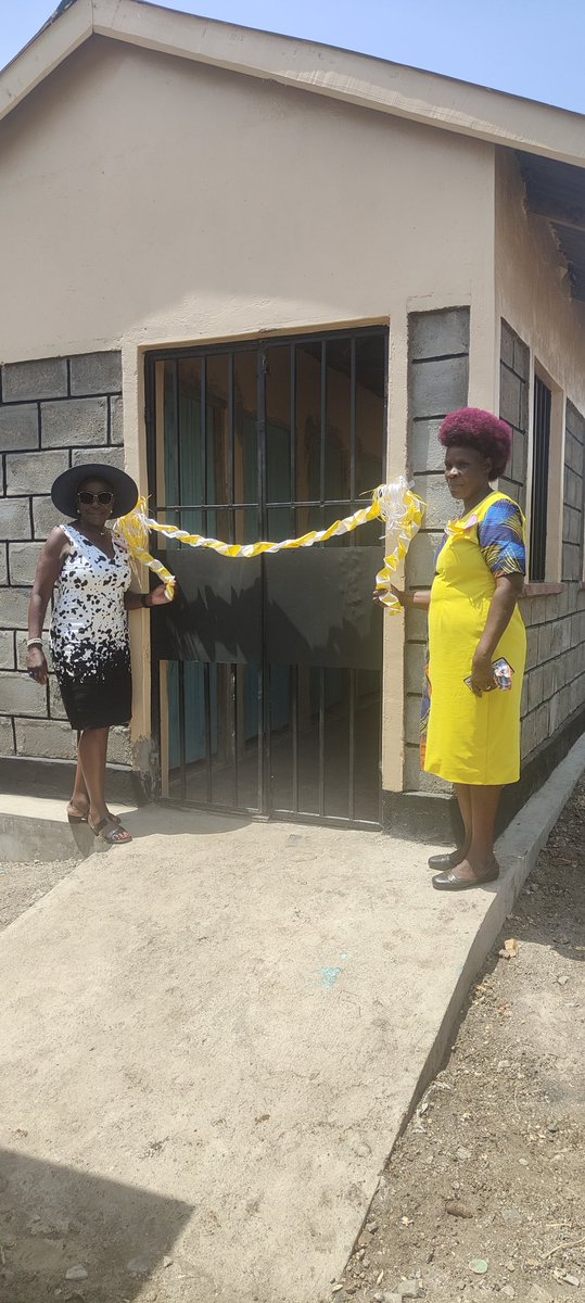 From a squatting toilet without a door to a flashing a flashing water closet for Oyiengo primary school girls.
Kadowinja foundation and Wildeganzen The Netherlands