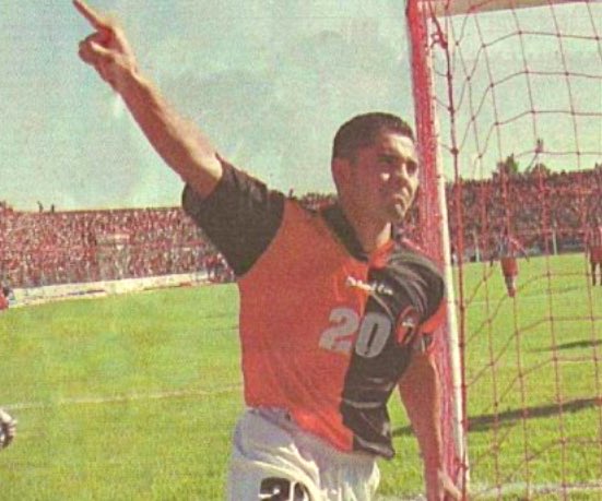 mutantesabalero's tweet photo. Mi twit número 20 mil va para el tipo que más goles nos hizo gritar.

144. 

Nadie por fuera de la Capital Federal convirtió más goles para un mismo equipo en nuestro país. 

Y tampoco nadie jugó más partidos con la sangre y luto, 302. https://t.co/PeexPniiIz