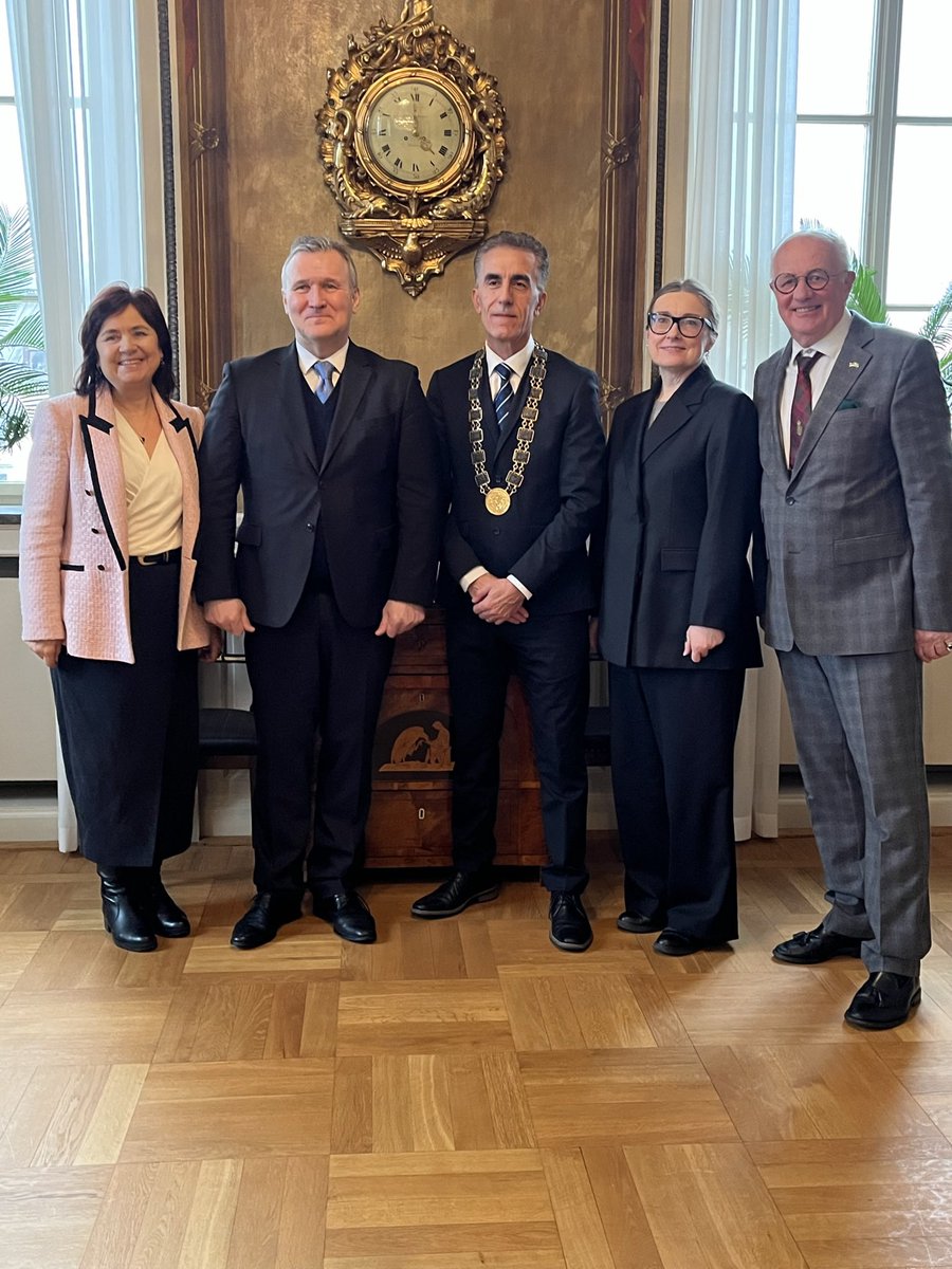 toomas_lukk's tweet photo. #EV105 in Gothenburg established in 1621. Strait from the railway station to the open & friendly meeting with Lord Mayor Aslan Abbas @aslana in the historic City Hall building, former court house. 🙏 you Lord Mayor, and 🙏 you city of Gothenburg for being home for many 🇪🇪’s too! https://t.co/N79jvM3nHl
