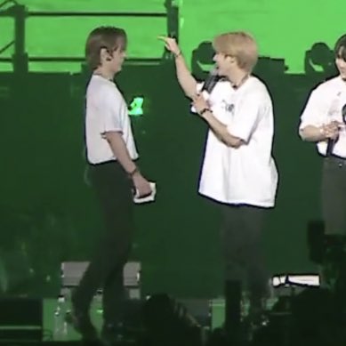 smolsungies's tweet photo. HAN POKING LEEKNOW’S FOREHEAD PLEASE THEYRE SO CUTE https://t.co/TcTjJSxsJw