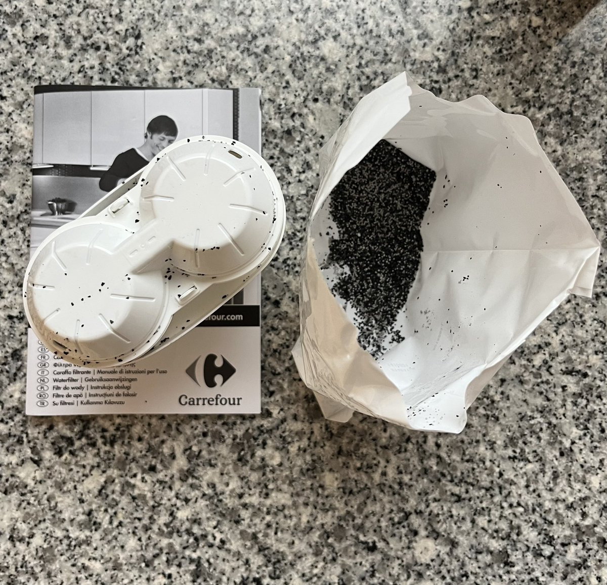 agusleber's tweet photo. hola @CarrefourES es normal que el filtro de la jarra filtrante venga con todo el producto fuera? https://t.co/9wAE11jykO