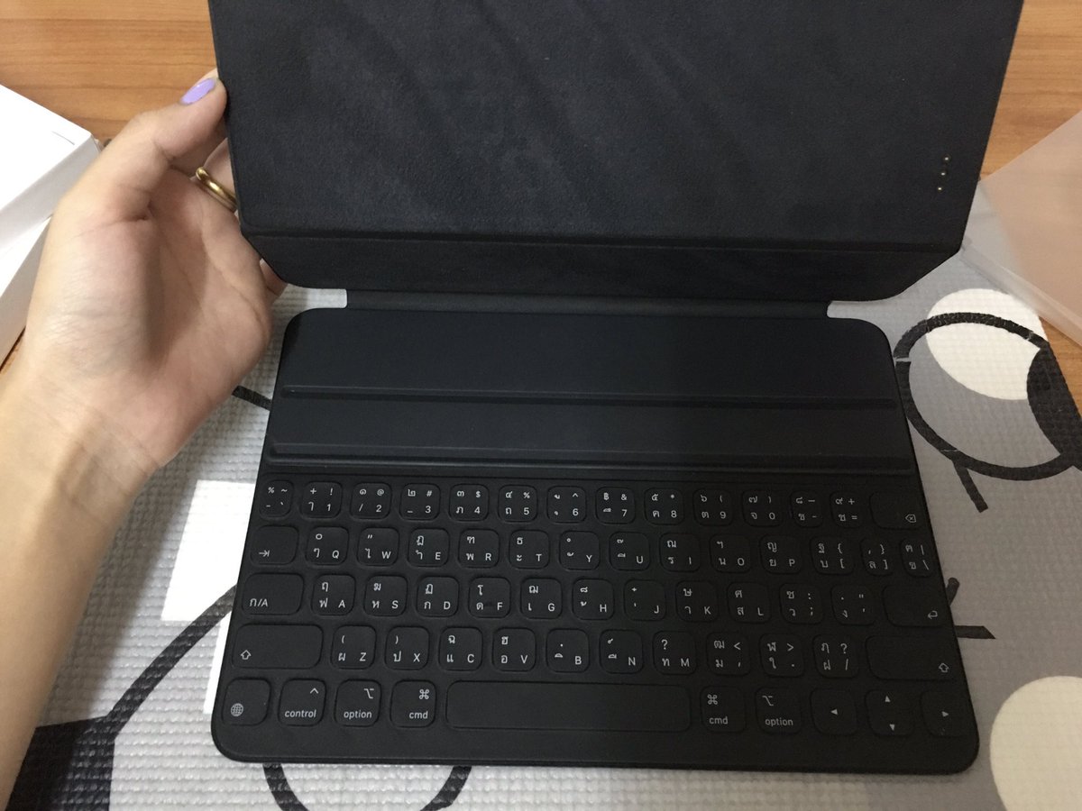 lovelybabycas's tweet photo. ส่งต่อ Smart Keyboard Folio ของ iPad 3500฿ พร้อมโอนลดได้อีกค้าบ #ส่งต่อ #iPadAir4 #อุปกรณ์เสริมไอแพด #iPad #smartkeyboard #คีย์บอร์ดมือสอง #คีย์บอร์ดบลูทูธ #ipadมือสอง https://t.co/5Hjg576YMf