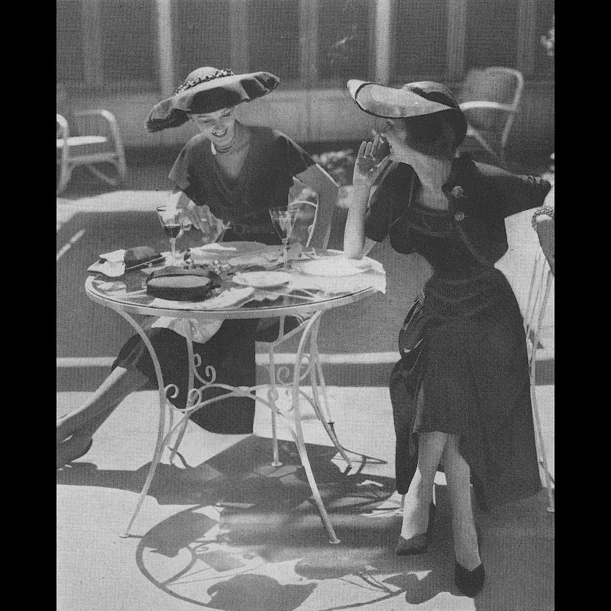 #322

Barbara Mullen (on left) wearing a shawl-collared Joseph Halpert dress. Hat by John Frederics.

Holiday, August 1949. Photographed by William Helburn.

#BarbaraMullen #Holiday #JosephHalpert #JohnFrederics #WilliamHelburn #TheReplacementGirl #FashionHistory #ModelHistory