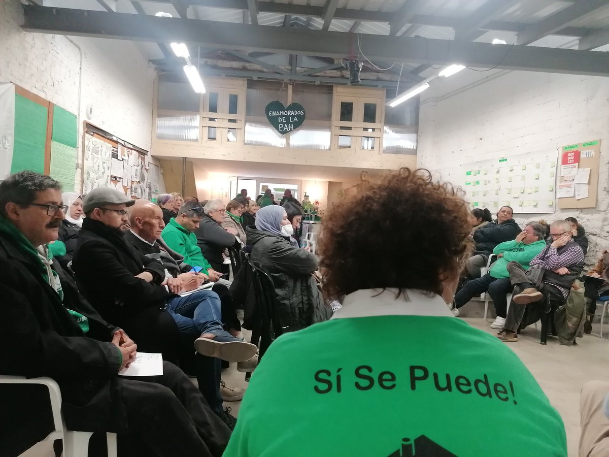 pahcatalanes's tweet photo. Comencem nova assemblea de #PAHsCat amb tota la força per combatre l'atac criminalitzador a la pobresa i al moviment per l'habitatge ✊ https://t.co/ztOPv4DNx9