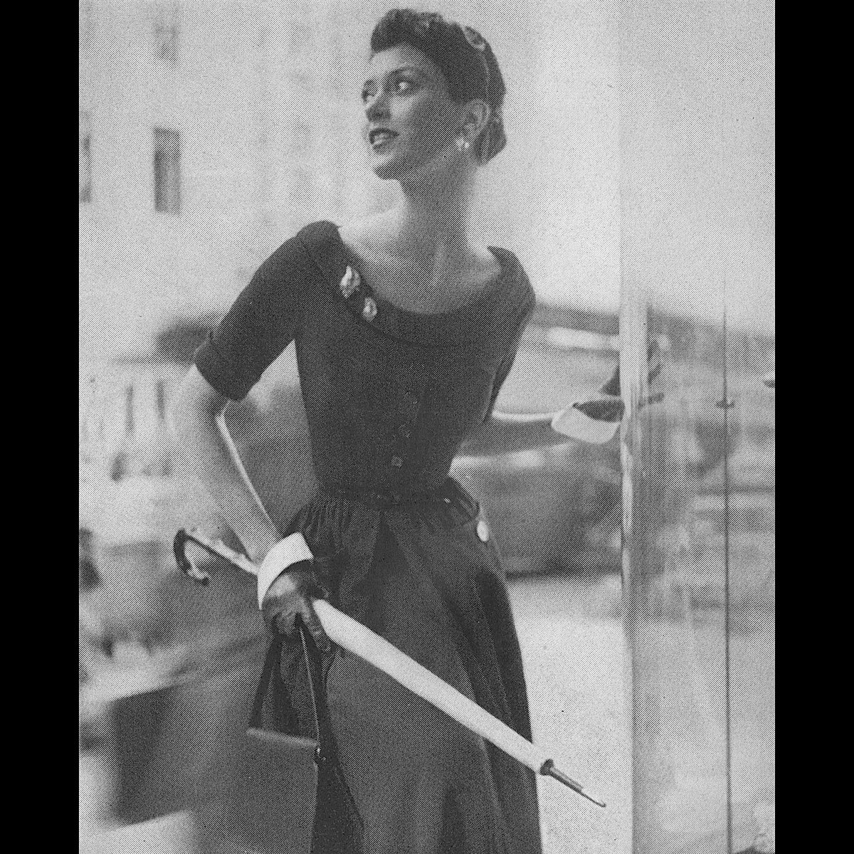 #323

Barbara Mullen wearing a sheer Jane Derby dress. Hat by Mr. John, jewellery by John Nelson.

Holiday, August 1949. Photographed by William Helburn.

#BarbaraMullen #Holiday #JaneDerby #MrJohn #JohnNelson #WilliamHelburn #TheReplacementGirl #FashionHistory #ModelHistory