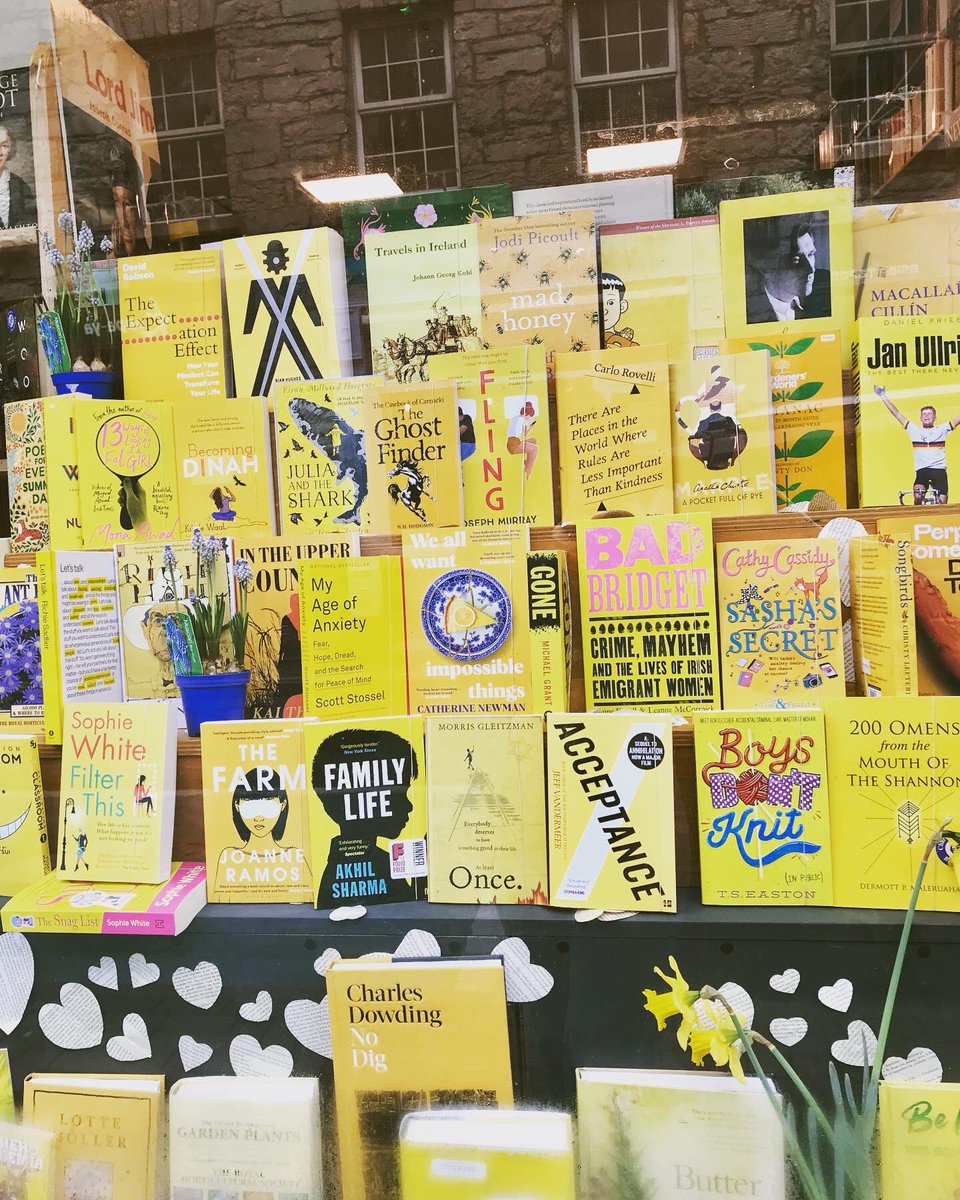 ByrnesBooks's tweet image. We had a lot of fun hunting for yellow books and building the window last week ! 🌻🌻✨
You still have a few days to enjoy the display before we get ready for a full Irish window 👀
Have a lovely weekend! 💛💛 

#charliebyrnesbookshop #bookshopwindow #springwindow #yellowbooks