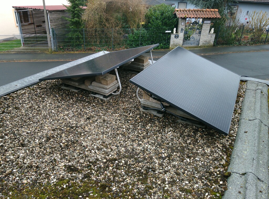 mobile_schorsch's tweet photo. @balkonsolar Die mini-PV Anlage steht und erzeugt Strom :-). Da mich nun schon viele Leute nach Details gefragt haben, hier ein kurzer Thread. #balkonpv #balkonsolar #minipv 1/x https://t.co/6GYWcTBRfk