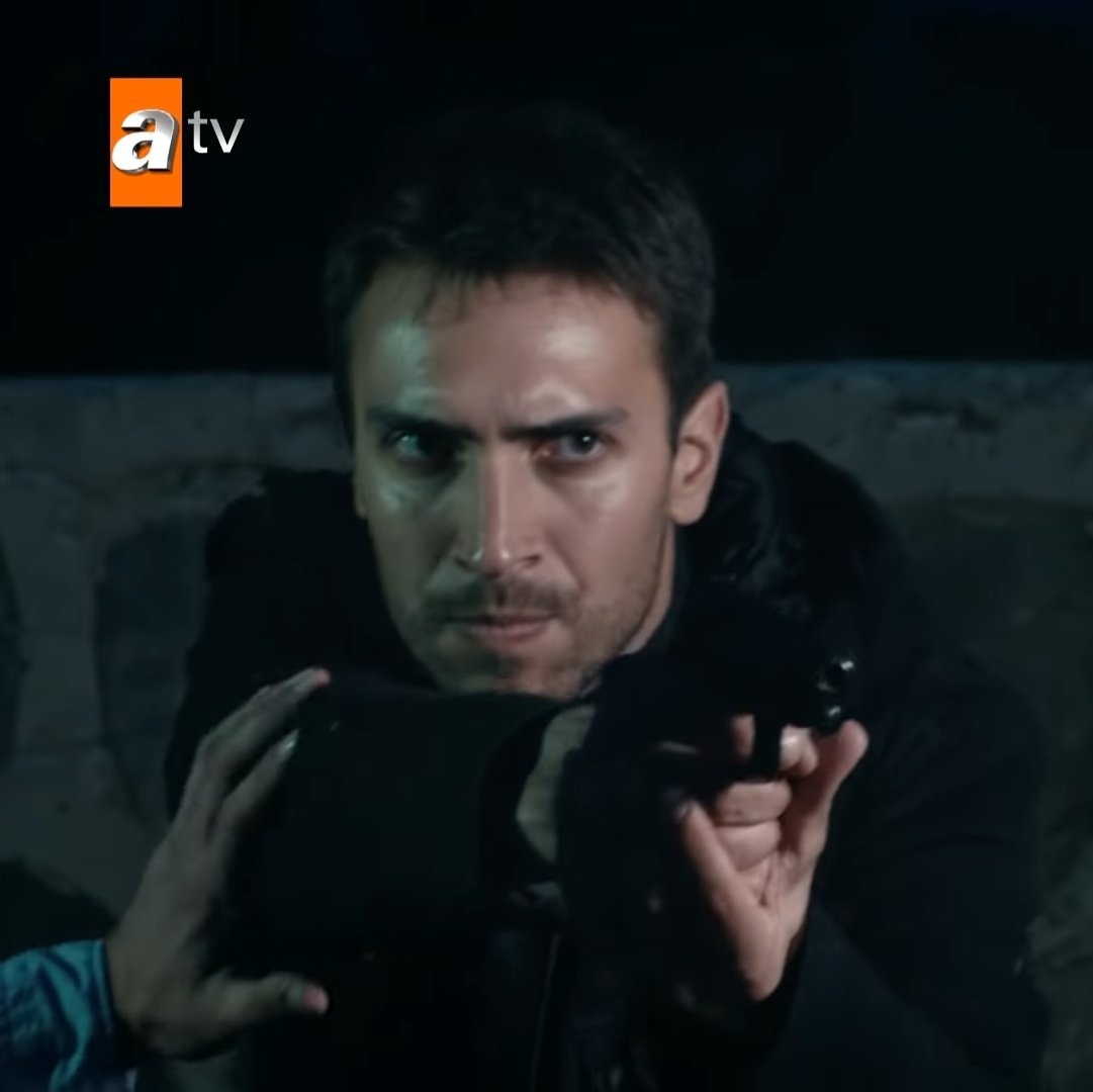 kimbuburcoyy's tweet photo. ulas tuna astepe ulkenin en yakisikli adamisin (nesnel) ama tahir kaleli senden de yakisikli nasil olabiliyor bu https://t.co/R8xbxwvfUC