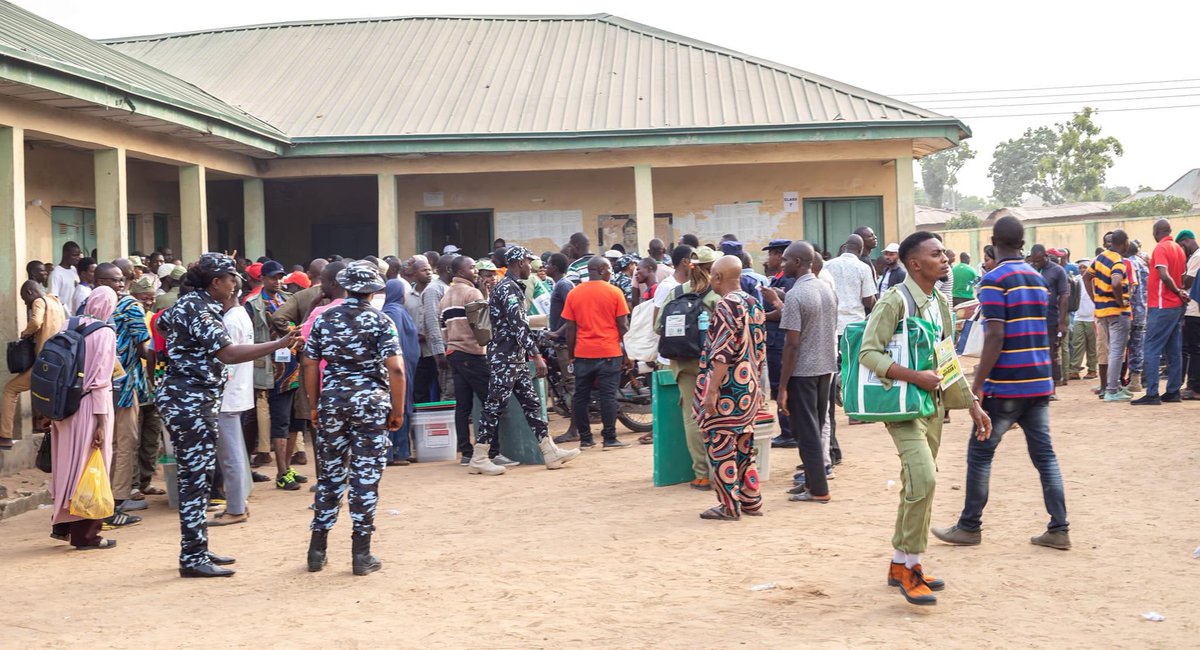 Official_NYP1's tweet photo. Electoral officials and security agents in Kwali Central ward awaiting transportation to their polling units as at 8.30am.
#Nigeriaelection2023
#NigeriaDecides2023
#CommandCentre2023 https://t.co/V47arVT3AJ