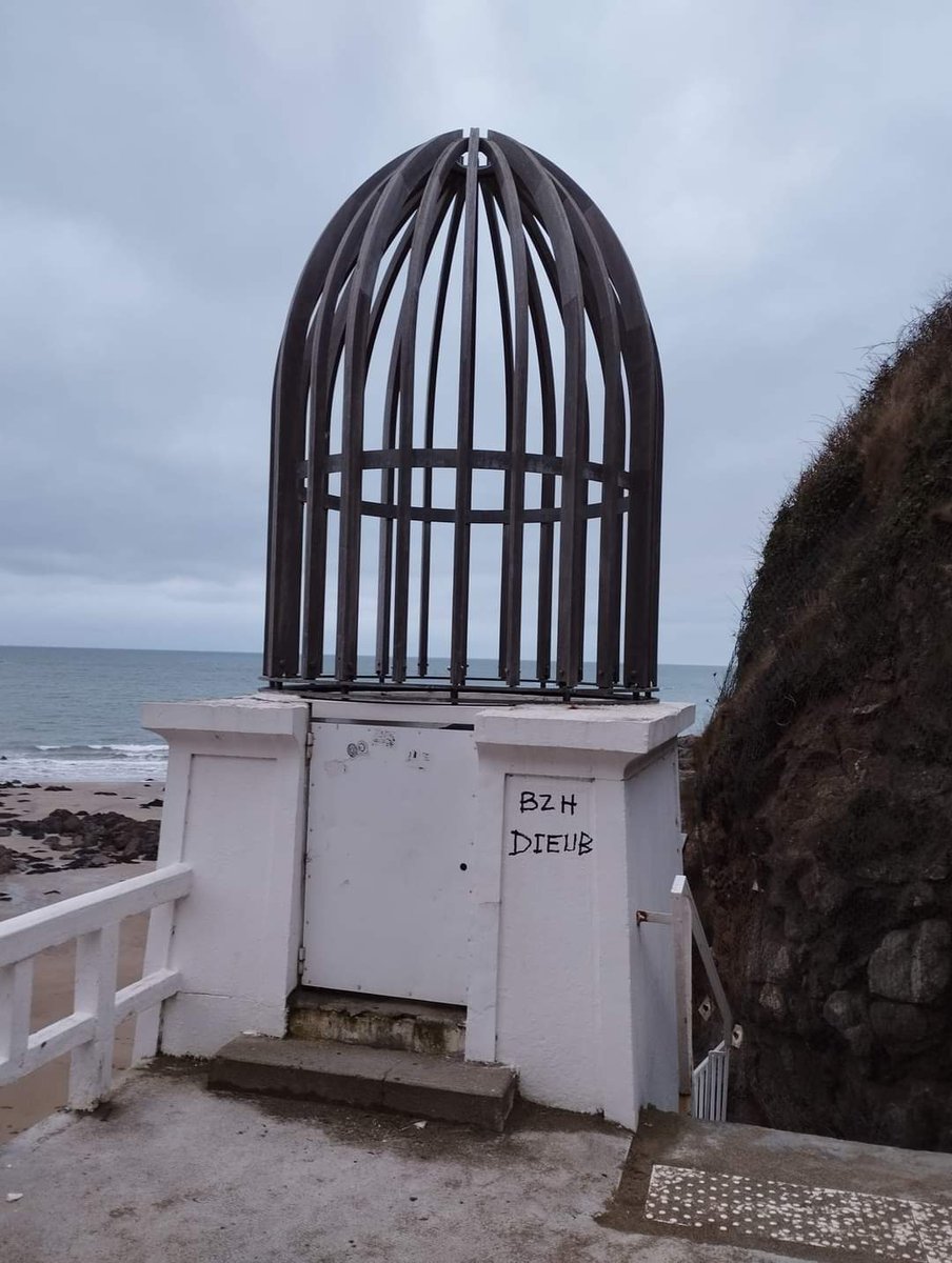 Defi44bzh's tweet photo. Saint Quay Portrieux dans les Côtes d'Armor!
#44eBreizh #Réunification #Bretagne #Referendum https://t.co/Vj2FZpDjmU