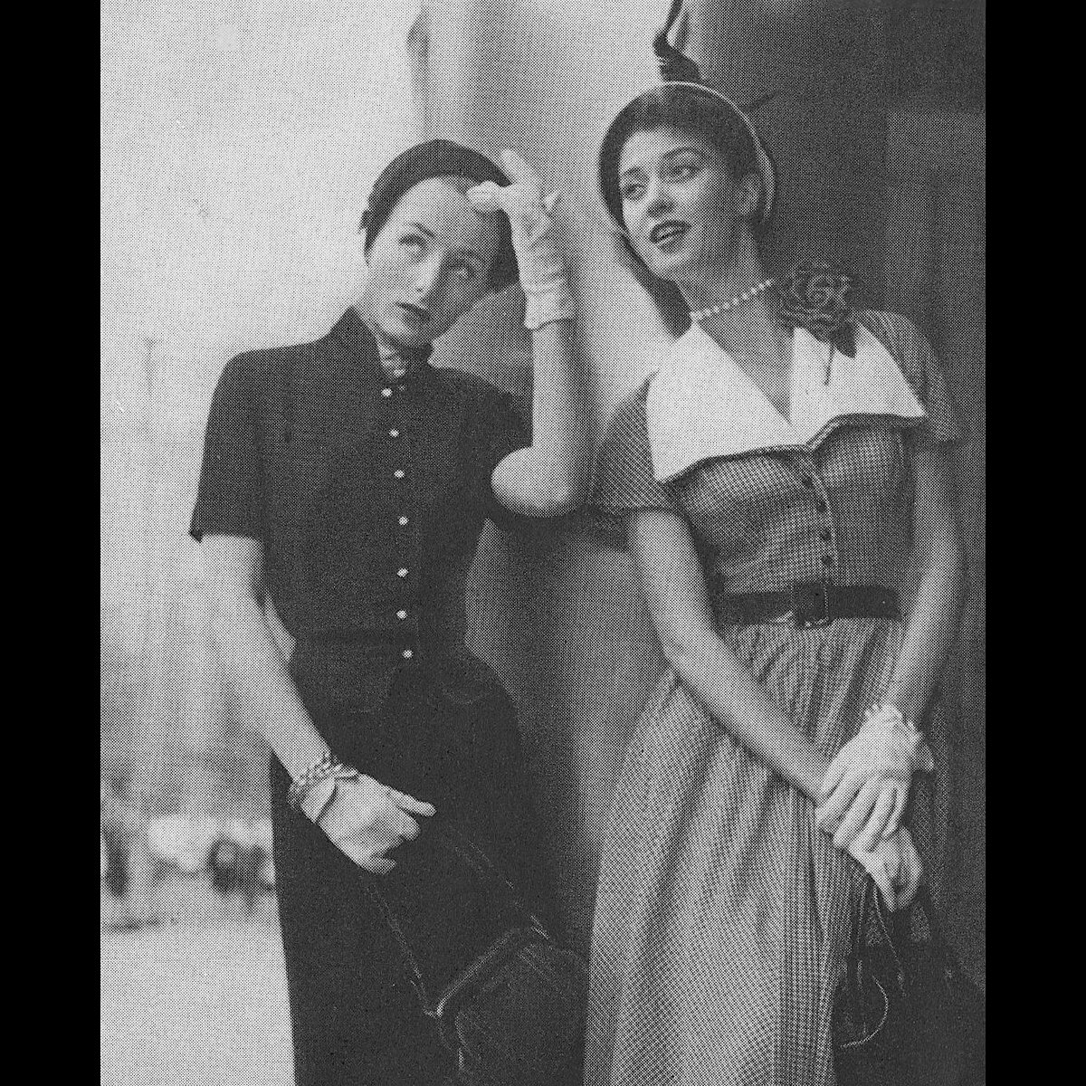 #324

Barbara Mullen (right) wearing a full-skirted, pique-collared voile dress by Capri. Hat by Madame Aranka.

Holiday, August 1949. Photographed by William Helburn.

#BarbaraMullen #Holiday #Capri #MadameAranka #WilliamHelburn #TheReplacementGirl #FashionHistory #ModelHistory