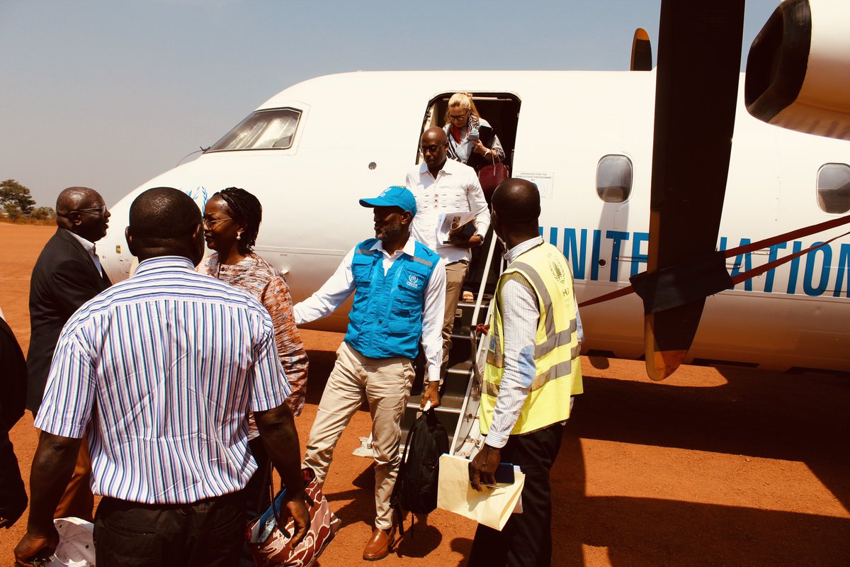 UNHCR_CAR's tweet image. Le Haut Commissaire Assistant, monsieur Raouf MAZOU, la délégation de la #BAD , la ministre de l&apos;Action Humanitaire, Mme Virginie Baikoua et les acteurs humanitaires à #Bria 🇨🇫 dans la vision 
📊&quot;seul, on va vite. Mais ensemble nous allons plus loin&quot;
#SolutionsDurables,