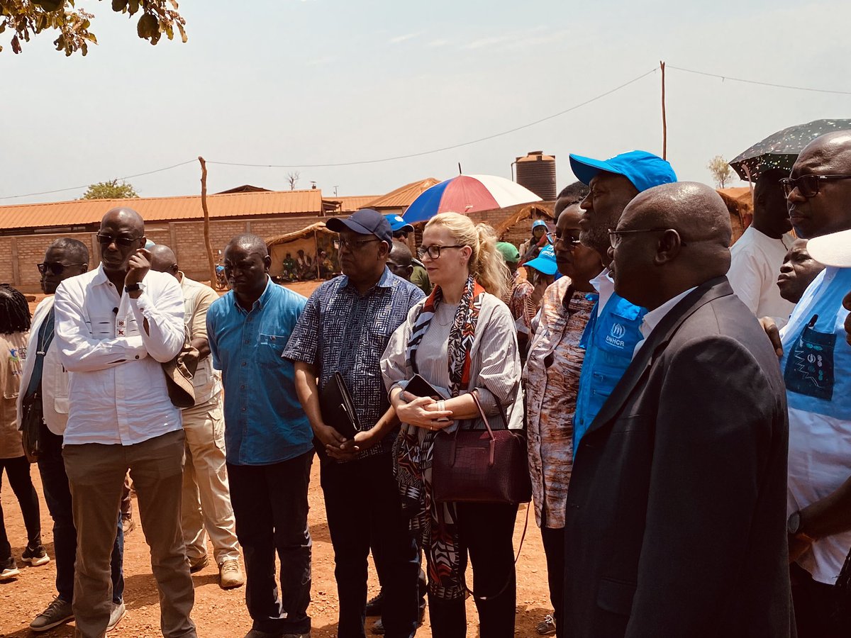 UNHCR_CAR's tweet image. Le Haut Commissaire Assistant, monsieur Raouf MAZOU, la délégation de la #BAD , la ministre de l&apos;Action Humanitaire, Mme Virginie Baikoua et les acteurs humanitaires à #Bria 🇨🇫 dans la vision 
📊&quot;seul, on va vite. Mais ensemble nous allons plus loin&quot;
#SolutionsDurables,