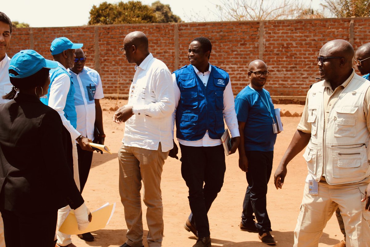 UNHCR_CAR's tweet image. Le Haut Commissaire Assistant, monsieur Raouf MAZOU, la délégation de la #BAD , la ministre de l&apos;Action Humanitaire, Mme Virginie Baikoua et les acteurs humanitaires à #Bria 🇨🇫 dans la vision 
📊&quot;seul, on va vite. Mais ensemble nous allons plus loin&quot;
#SolutionsDurables,