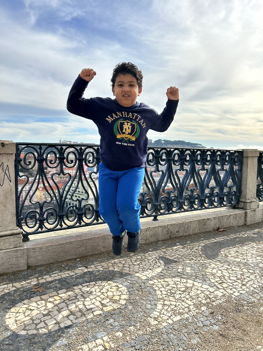 diego_artur_'s tweet photo. Vamos caminhar um pouco papai #meufilho #bairroalto #lisboa https://t.co/eVdbY8Zma2