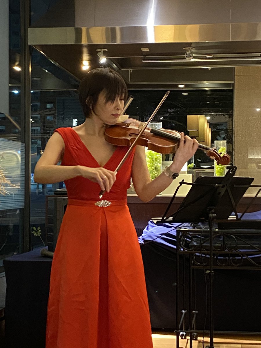 pidapu's tweet photo. 本日のLIVEPATIO🎵🎻🎹🎤✨✨
駒込 綾さん🎻
庄司紗千さん🎹🎤
昨日に引き続きお2人のデュオで🎵✨
#LIVEPATIO
#ホテルキャッスル山形
#駒込綾
#庄司紗千
#美味しいもの食べよう https://t.co/VZLmZDu8J4