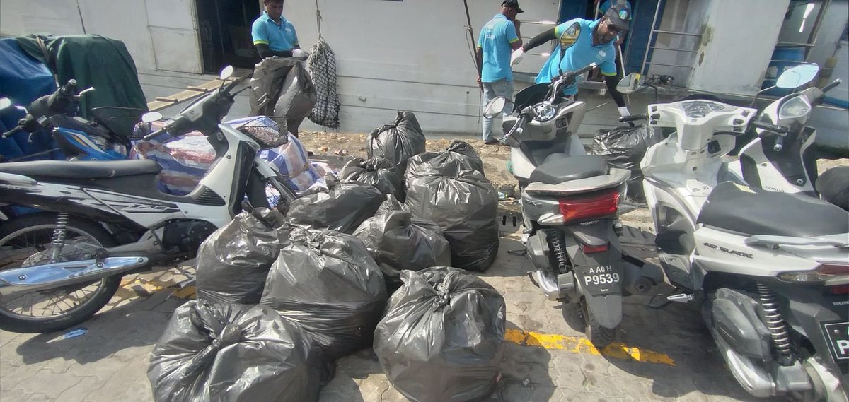 ދަތުރުވެރިންގެ މާރުކޭޓު ކުރިމަތީ ފަޅުތެރެއިން ކުނި ނަގާ ސާފުކުރުން.