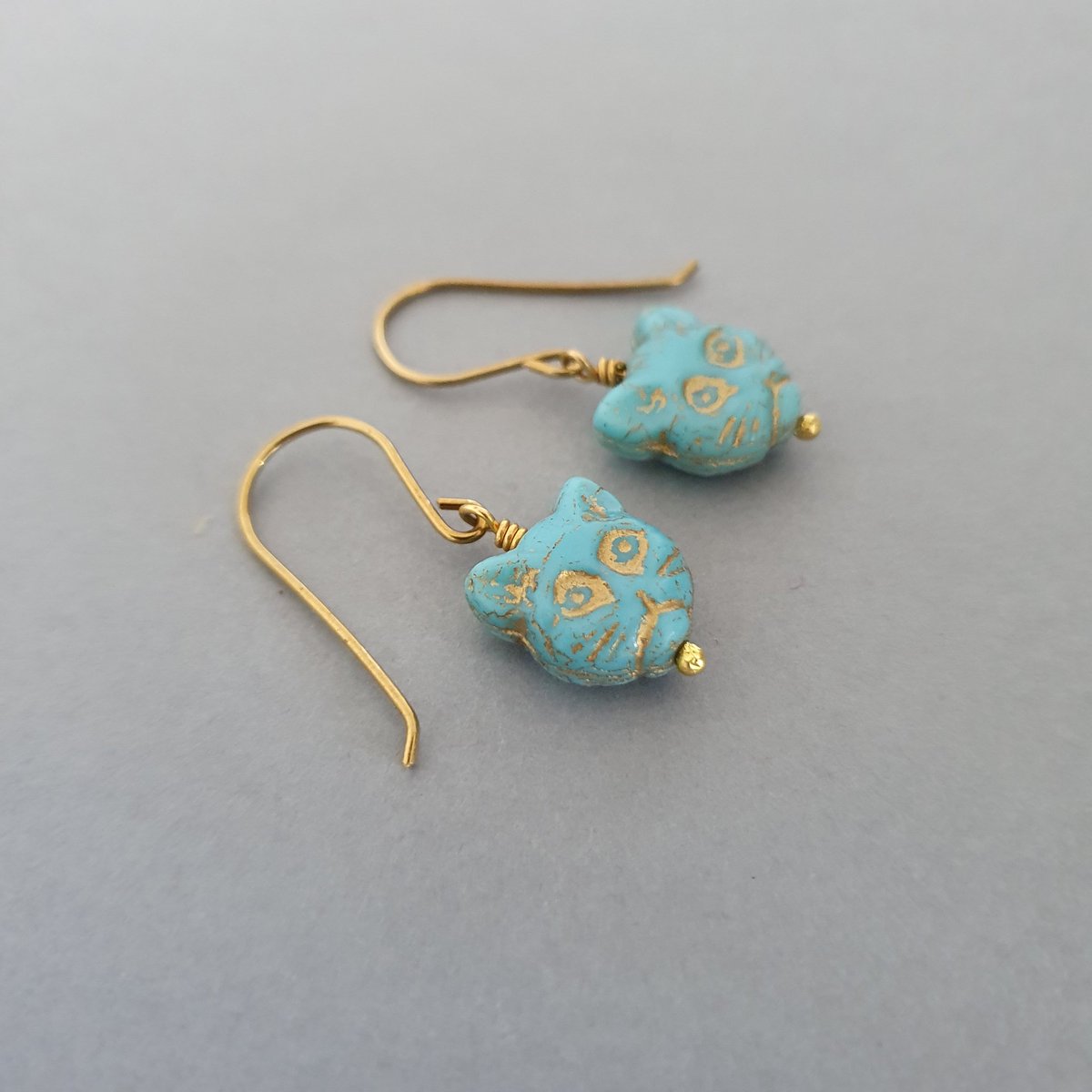Pretty kitty earrings featuring czech glass Cat beads in turquoise blue and gold on brass or titanium earwires 

etsy.com/uk/listing/127…

#mhhsbd #Caturday #EtsySeller #handmadejewelry #giftideas #CatsOfTwitter #earrings