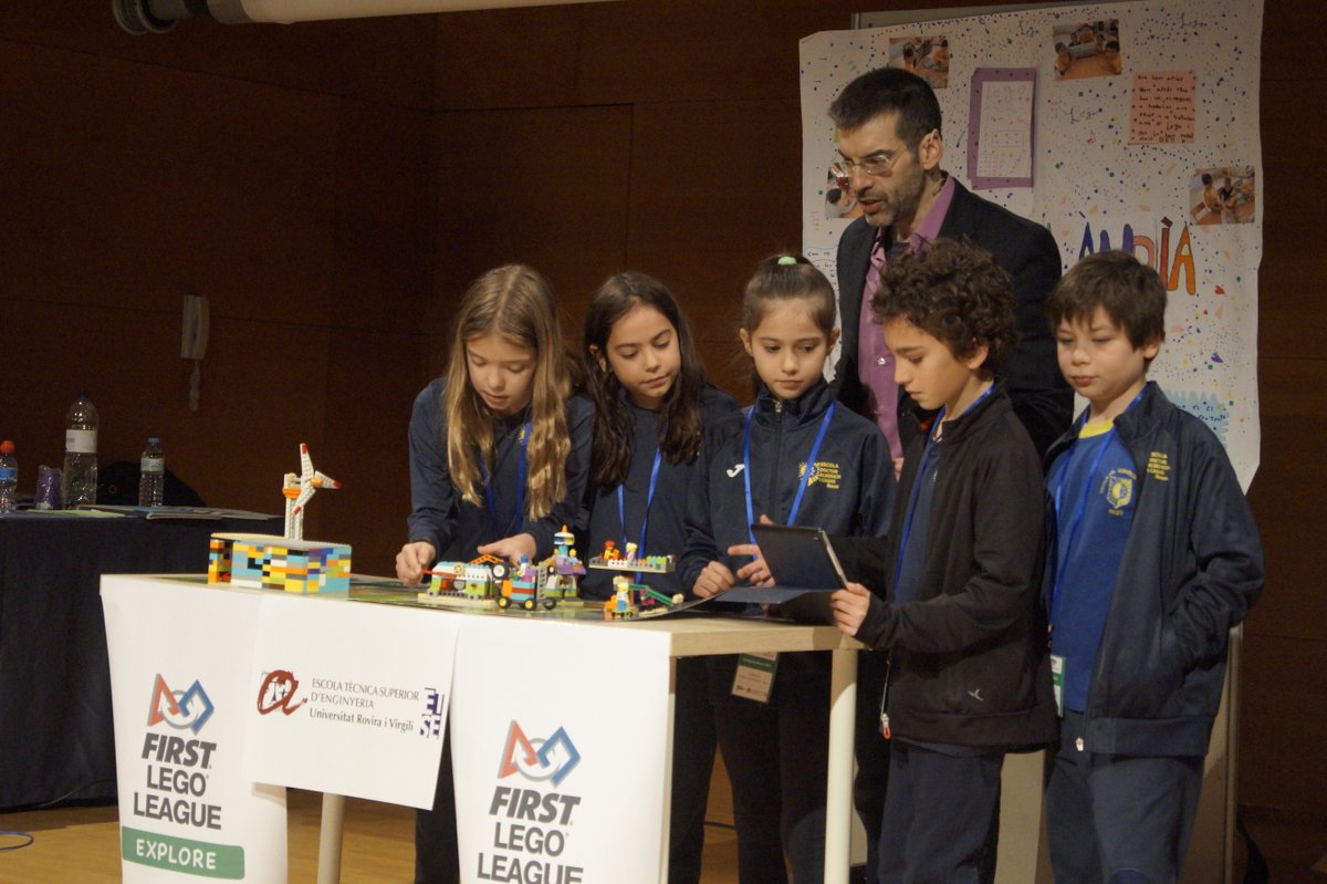 A la  #FLLExplore es presenten projectes! 
Tenim grans petits concursants!

@FLL_Spain @universitatURV @etseURV @Dipta_cat @reus_cat @TGNAjuntament @ApplusIDIADA @FIRSTLEGOLeagueSpain

#FLLTarragona23 #FLLSpain #Superpowered #morethanrobots #FirstForward #FLL