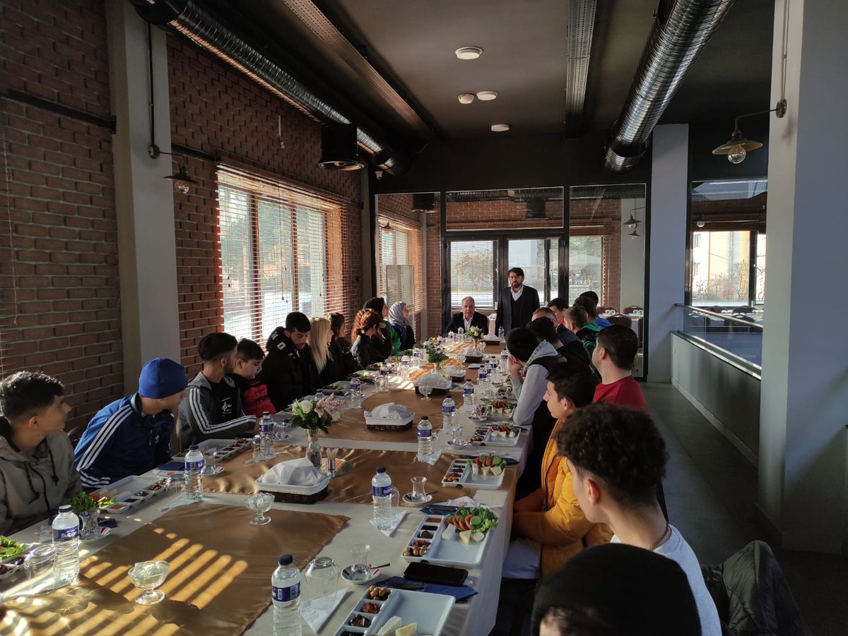 Kahramanmaraş merkezli deprem dolayısıyla ilimize gelen misafir gençlerimizle Sağlık ve Sosyal Hizm.Dairesi başk. Sn.Ahmet MEYDAN, Gençlik ve Spor İl Müdürümüz Sn.Adem ÖZALP ve Balıkesir Gençlik Merkezi müd. Sn.Ersin GÜÇLÜ kahvaltı da buluştu.