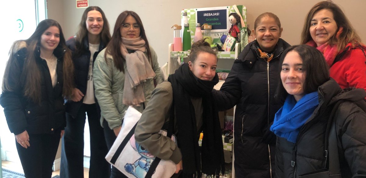 EldaHu's tweet photo. Muy contentas las alumnas de #LCB1B entregando la recaudación del proyecto Corazones Solidarios https://t.co/0ZCK2ebbze a  @ContraCancerBU
Muchas gracias a la Comunidad del @iesEFlorez por su participación.
#EIE #AulaDeEmprendimiento #FOLComparte #FPSolidaria https://t.co/QPxpgKNcmj