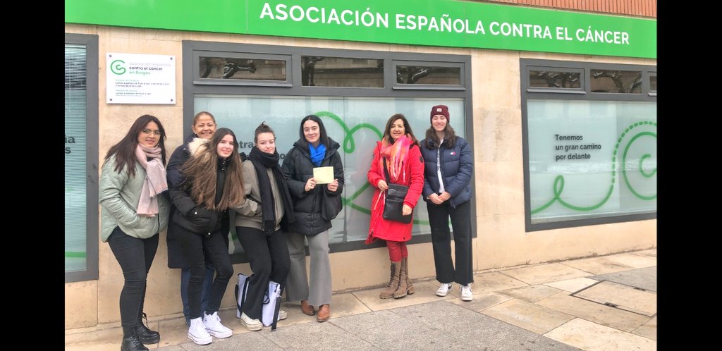 EldaHu's tweet photo. Muy contentas las alumnas de #LCB1B entregando la recaudación del proyecto Corazones Solidarios https://t.co/0ZCK2ebbze a  @ContraCancerBU
Muchas gracias a la Comunidad del @iesEFlorez por su participación.
#EIE #AulaDeEmprendimiento #FOLComparte #FPSolidaria https://t.co/QPxpgKNcmj