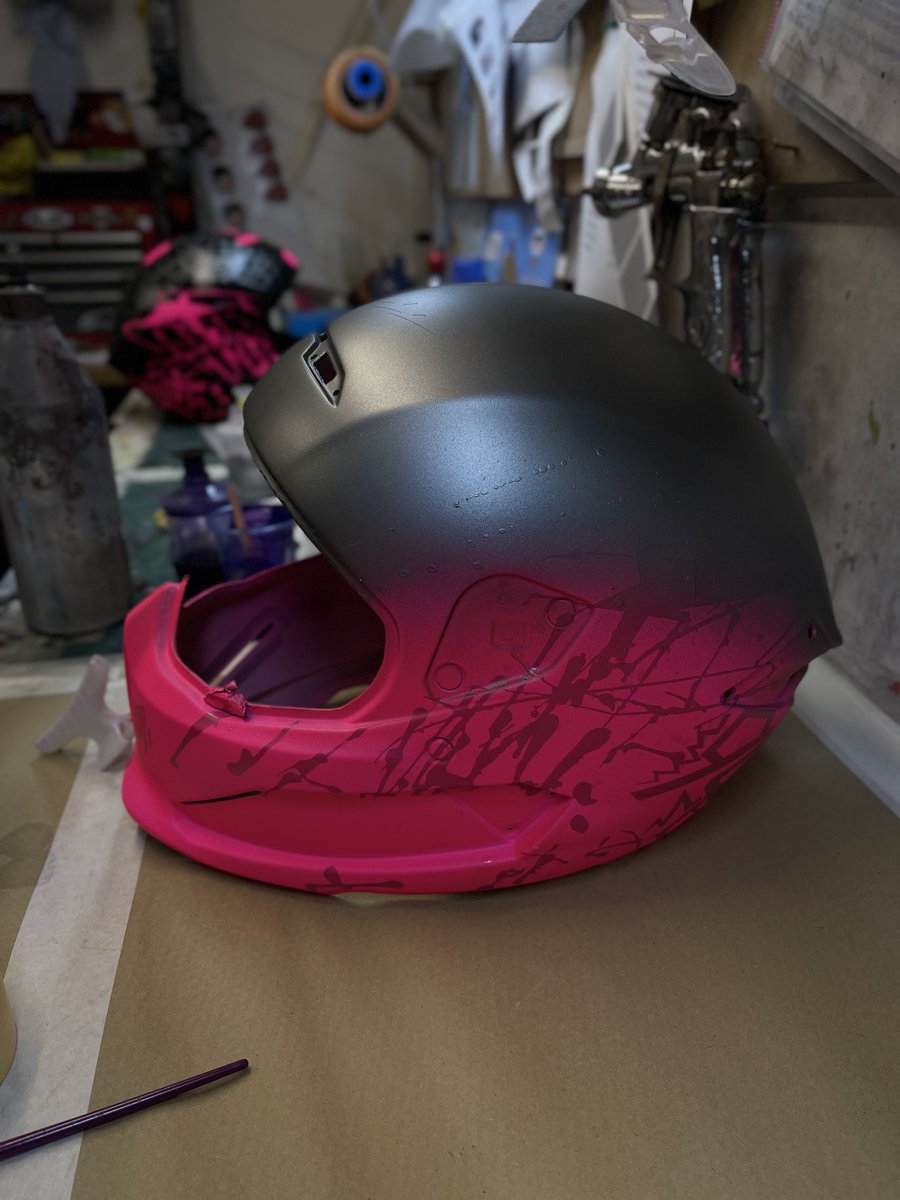 idcustom's tweet photo. #WorkshopCloseUps 🎨🤌 

#customdesign #custompaint #custompainthelmet @RurocArmy @muc_off #ruroc #mucoff https://t.co/g7MkF6BgOT