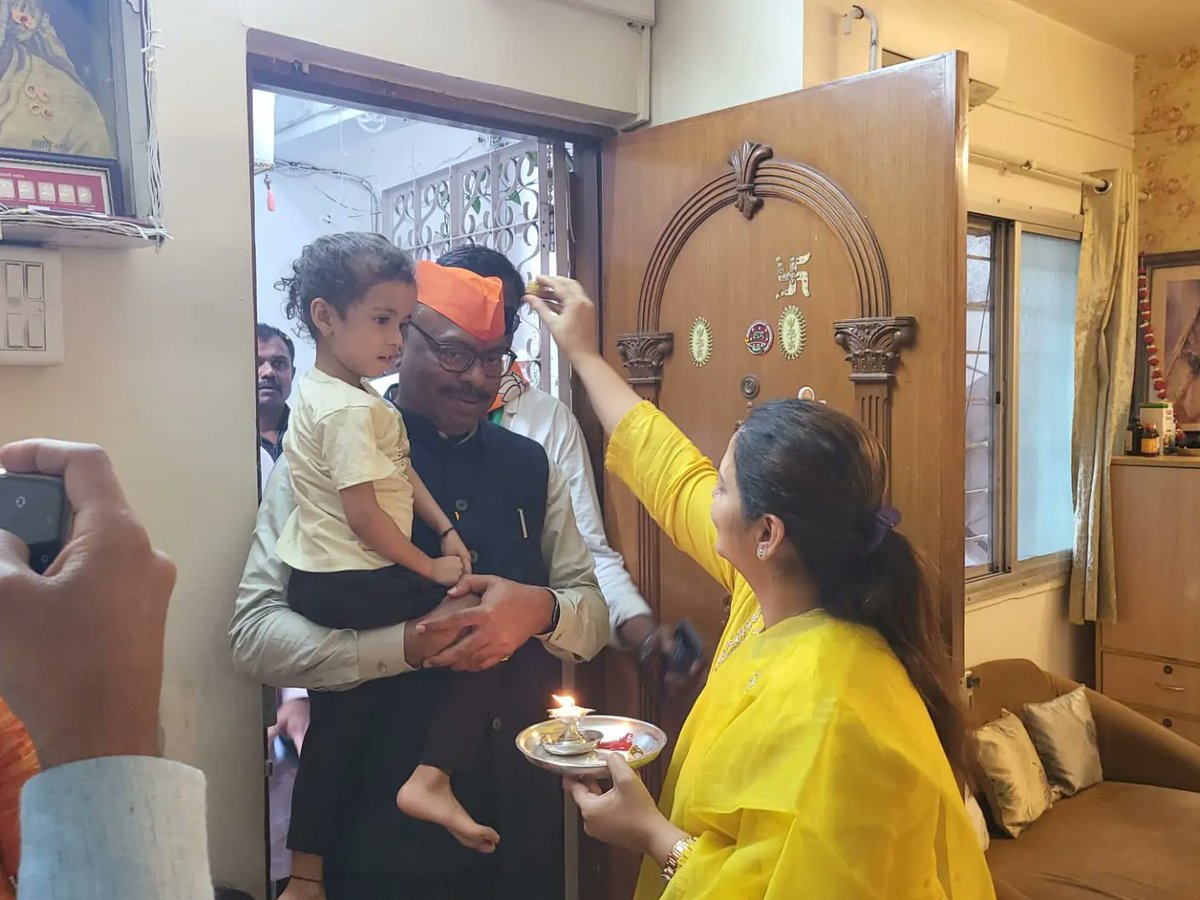 bapumankarbjp's tweet photo. प्रचाराची सांगता होत असताना प्रदेशाध्यक्ष, आमचे नेते चंद्रशेखरजी बावनकुळे साहेबांनी माझ्या कुटुंबियांना भेट दिली.
पक्षही संघटनेसोबत एक कुटुंब असते हे नेहमी जाणवते. प्रचाराच्या सांगतेनंतरचा निवांतपणा त्यांनी आपल्या कुटुंबाप्रमाणे अनुभवला.
@cbawankule @BJP4Maharashtra https://t.co/0pbzTE0A5X