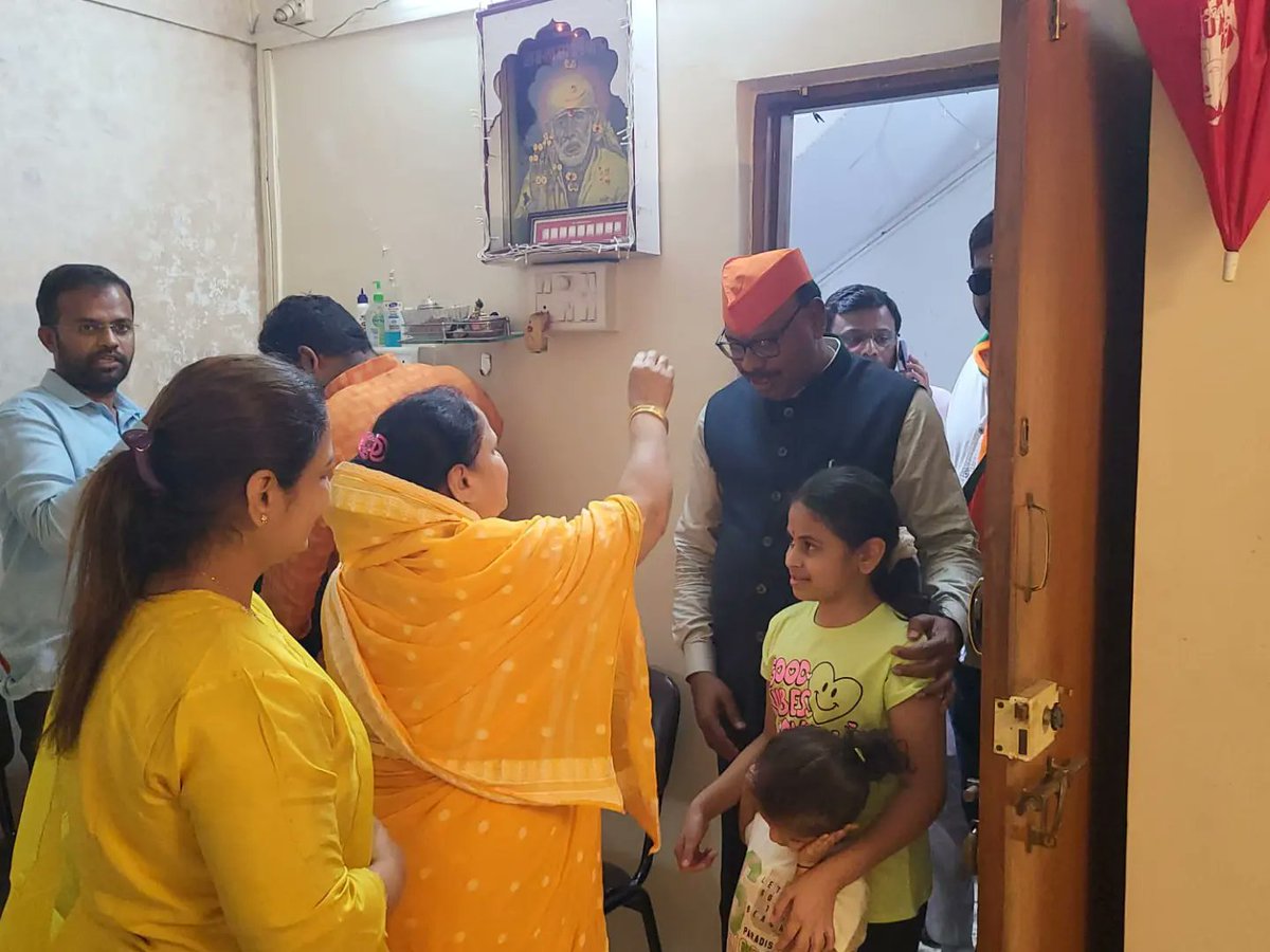 bapumankarbjp's tweet photo. प्रचाराची सांगता होत असताना प्रदेशाध्यक्ष, आमचे नेते चंद्रशेखरजी बावनकुळे साहेबांनी माझ्या कुटुंबियांना भेट दिली.
पक्षही संघटनेसोबत एक कुटुंब असते हे नेहमी जाणवते. प्रचाराच्या सांगतेनंतरचा निवांतपणा त्यांनी आपल्या कुटुंबाप्रमाणे अनुभवला.
@cbawankule @BJP4Maharashtra https://t.co/0pbzTE0A5X