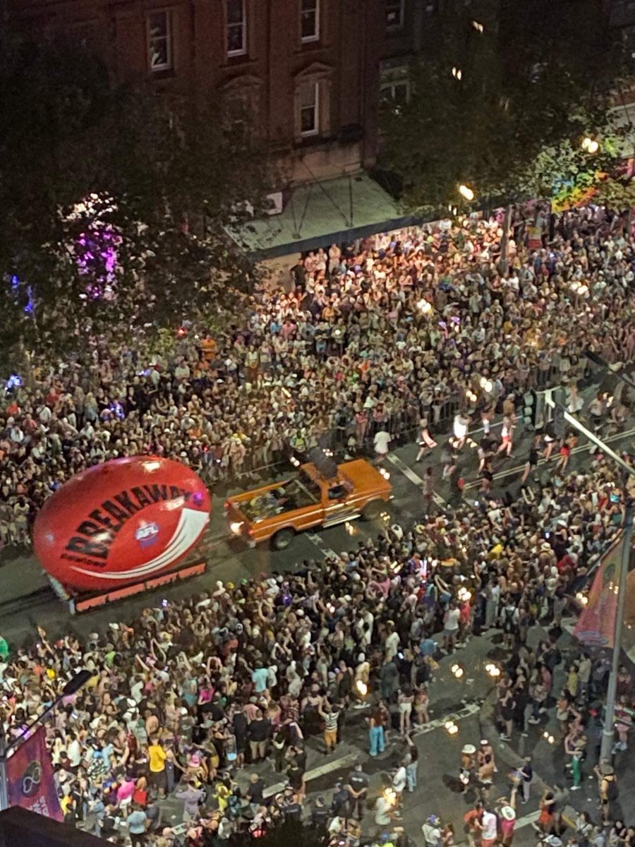 The Breakaways’ Rocky Horror Picture Show took to Oxford Street today for the #SydneyWorldPride2023 #MardiGras parade 🏳️‍🌈🏳️‍⚧️

Thank you to <a href="/Google/">Google</a> for their #MardiGrasGoogleParadeGrant that allowed our giant footy to take to the streets!

#ColourYourWorldABC