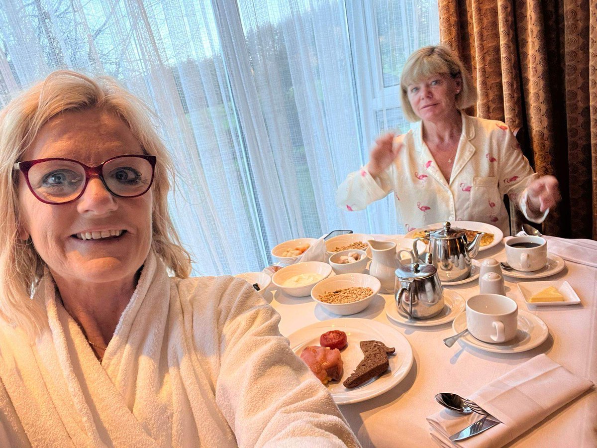FlowerSchoolIE's tweet photo. Having a fantastic time at @HarveysPoint for #FindingYourFabulous! All set for an amazing  day supporting women.  #HelenaGilhooley  @roomjunkieanne @daly_anna  #NoelCunningham  #WomenInBusiness @DonegalNoel @kayflowerschool https://t.co/72achvaE6Q