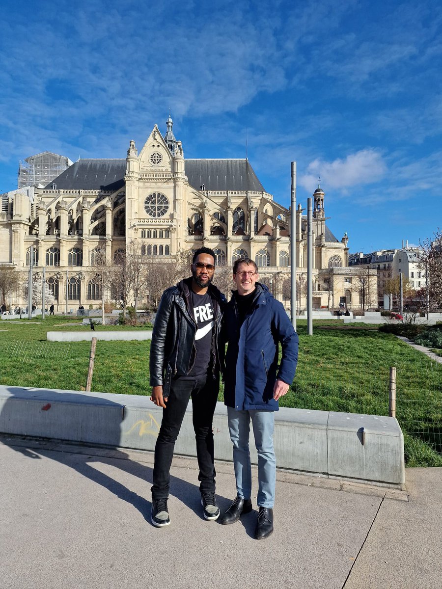 Lorsqu'un petit fils rend visite à un lieu parisien en hommage à son illustre grand-père, cela donne une émouvante promenade du Maire @ArielWeilT en compagnie de @NdabaMandela au Jardin #NelsonMandela 🇫🇷🇿🇦