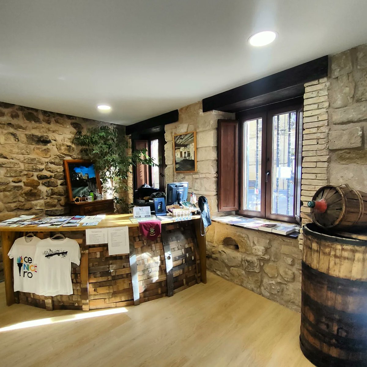 ceniceroturismo's tweet photo. ℹ️ | OFICINA DE TURISMO | CIUDAD DE CENICERO

🍇 ¿Vas a visitar Cenicero el próximo mes y no sabes qué ver ni qué hacer? ¡Acércate hasta la Oficina de Turismo o ponte en contacto con nosotros!

📍 Planta baja del Ayuntamiento de Cenicero, Plaza de España, 12, Cenicero (La Rioja). https://t.co/qdWVa7yjM6