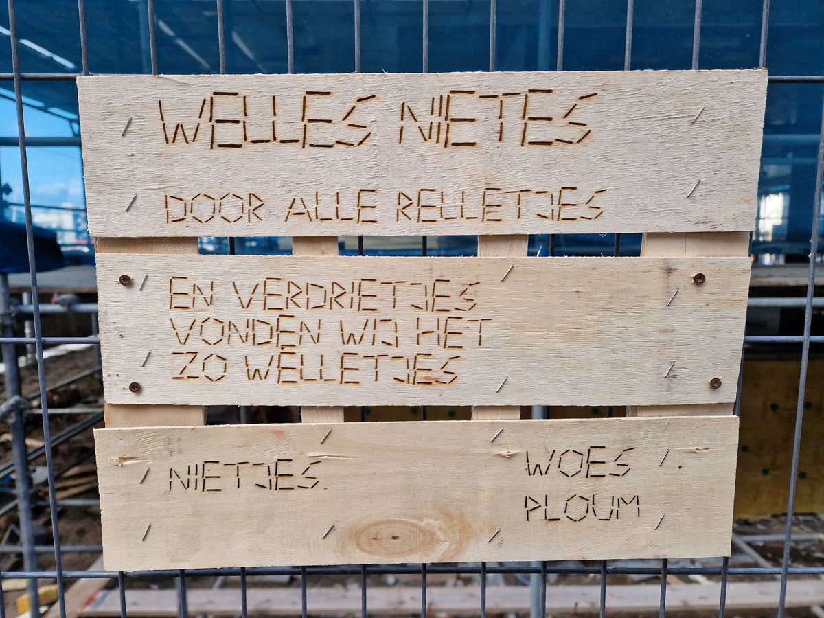 De onderkant van de sinaasappelkistjes gebruik ik meestal niet omdat er te veel nietjes inzitten. Tot vandaag.

#hekkendicht #casacadanza #lansingerland
