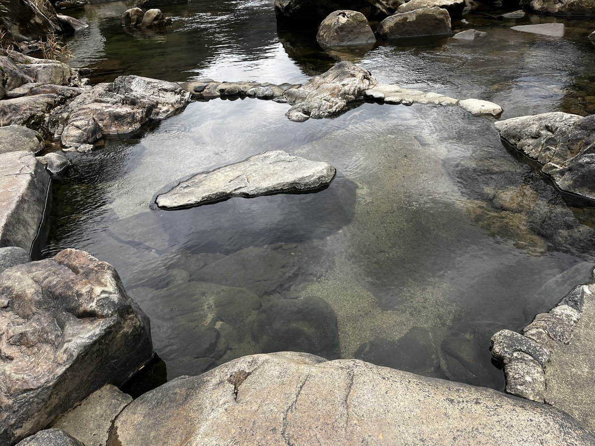 keiichilo's tweet image. 2日目は起業家朝会に参加して長期インターンについてディスカッションした後、午後は雲南市へ移動して秘湯へ。夜はソウルドアウト社から地元雲南に出向されている梅澤さん@kinopirian、umiの山下さん@y_minori0927とその周りのすごい学生さん達と。知り合いが増えると一気に地域との距離が縮まるな。