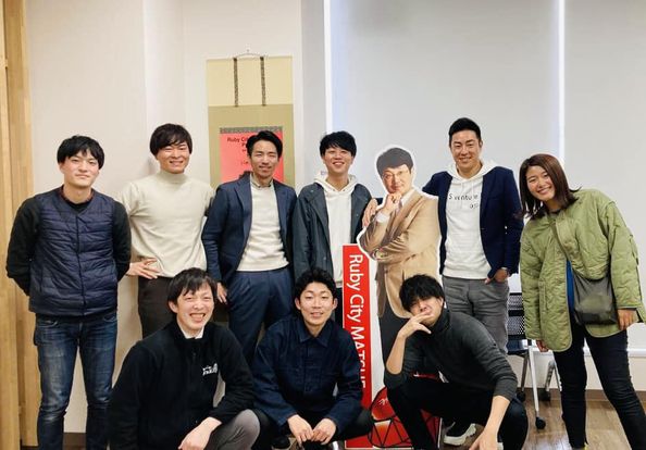 keiichilo's tweet image. 2日目は起業家朝会に参加して長期インターンについてディスカッションした後、午後は雲南市へ移動して秘湯へ。夜はソウルドアウト社から地元雲南に出向されている梅澤さん@kinopirian、umiの山下さん@y_minori0927とその周りのすごい学生さん達と。知り合いが増えると一気に地域との距離が縮まるな。